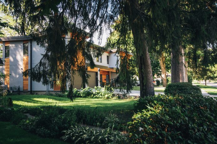 Stort hus med ny indkørsel