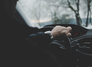 Mand kører bil med en hånd